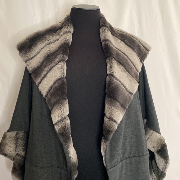Carmen Marc Valvo Women’s Charcoal Cape with Faux Fur collar. Size XL. NWT. - Picture 2 of 10